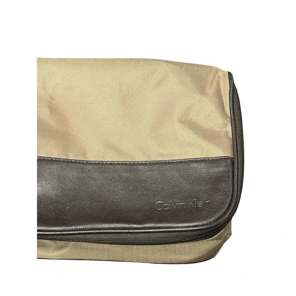 Calvin Klein Zip Around Travel Cosmetic Case Tan Brown Faux Leather Makeup‎ Bag